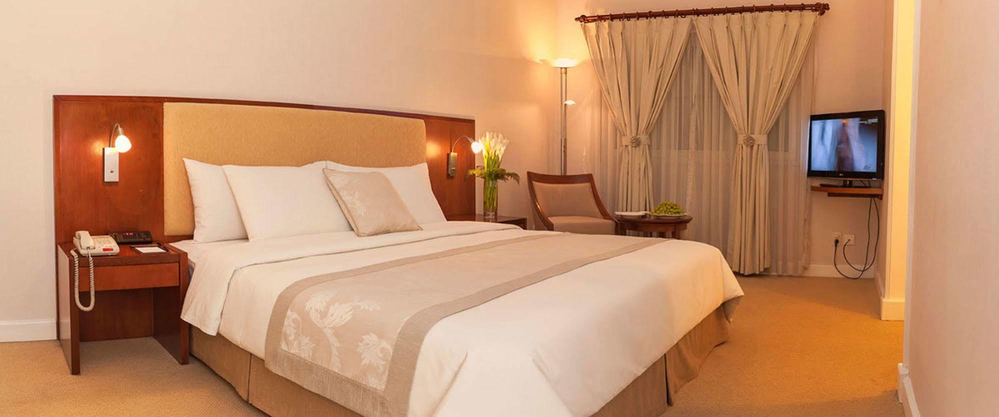 Catina Saigon Hotel Хошимин Екстериор снимка