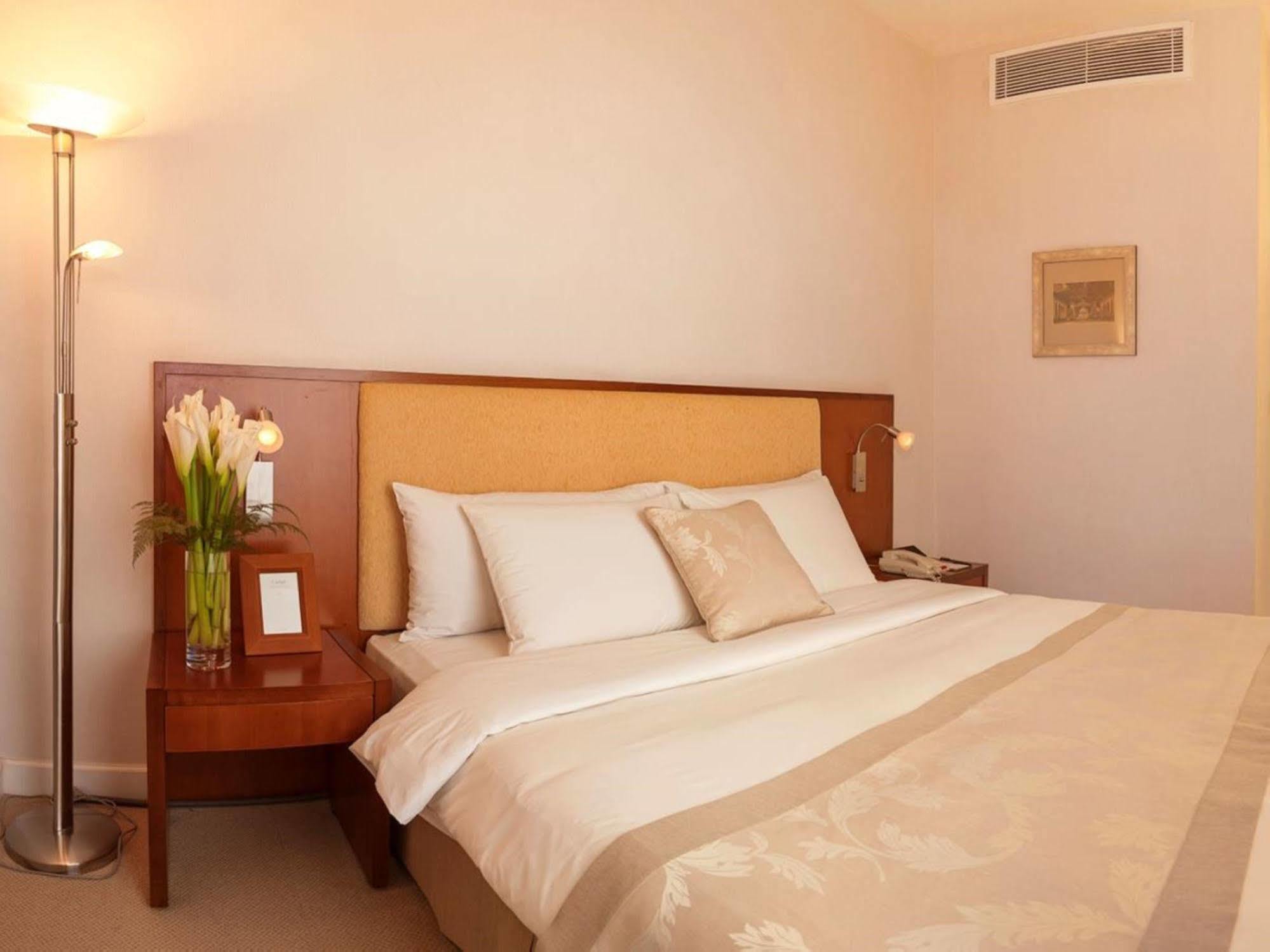 Catina Saigon Hotel Хошимин Екстериор снимка