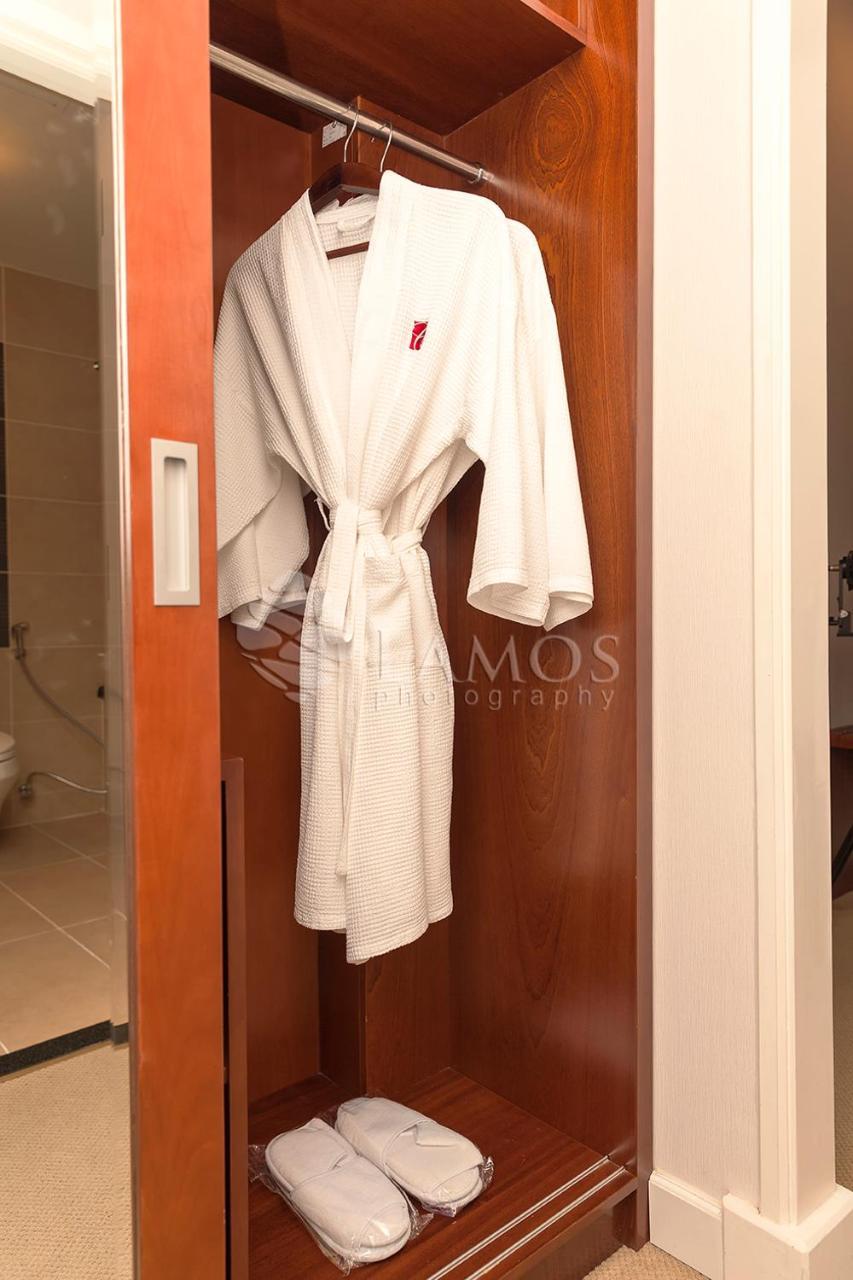Catina Saigon Hotel Хошимин Екстериор снимка
